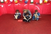 Alunos do Infantil I B leem o livro trabalhado com sua professora Lila